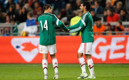 Hernández y Vela durante un partido en 2014