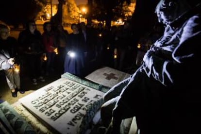 Un grupo acompañado por una guía caracterizada como Concepción Arenal contempla el monumento a los soldados de Cuba y Filipinas.