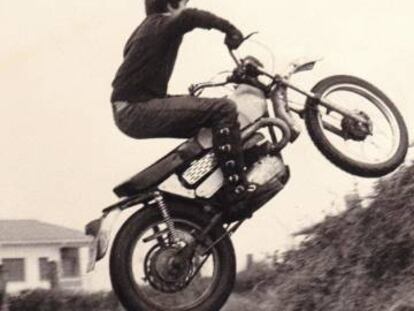 En los setenta, cuando uno se subía a una Bultaco Lobito era más importante fardar de botas que llevar casco.