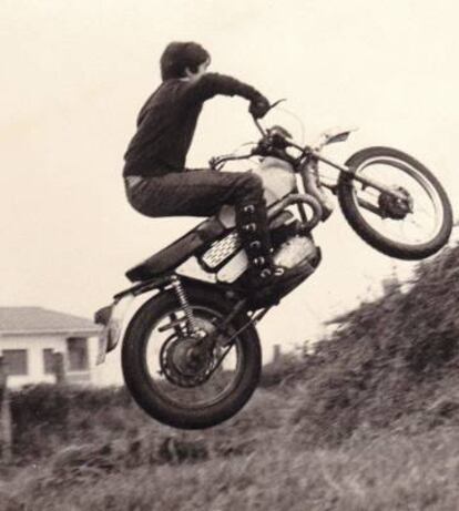 En los setenta, cuando uno se subía a una Bultaco Lobito era más importante fardar de botas que llevar casco.