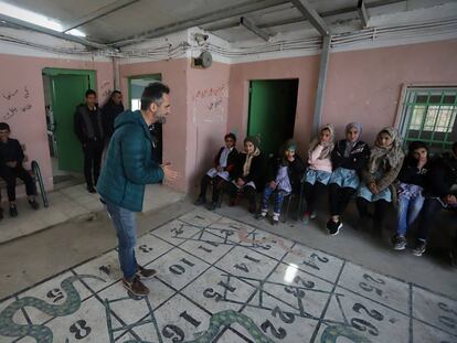 El músico Jorge Drexler visita un colegio en la aldea palestina de Susyia, en Cisjordania.