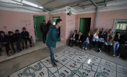 El músico Jorge Drexler visita un colegio en la aldea palestina de Susyia, en Cisjordania.