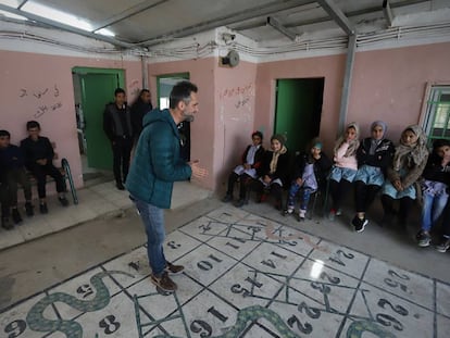 El músico Jorge Drexler visita un colegio en la aldea palestina de Susyia, en Cisjordania.