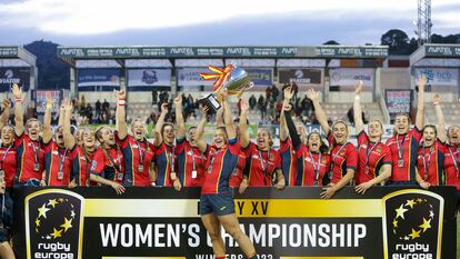 Las jugadoras de la selección española de rugby tras ganar su décimo Campeonato de Europa, séptimo consecutivo, en Alicante el 25 de febrero.