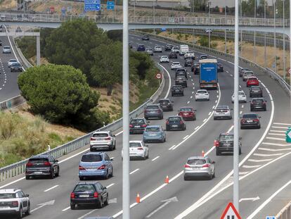 Vehículos en la carretera A6 a A Coruña en Madrid, el pasado viernes.