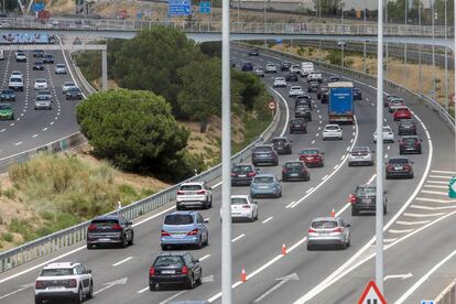 Vehículos en la carretera A6 a A Coruña en Madrid, el pasado viernes.