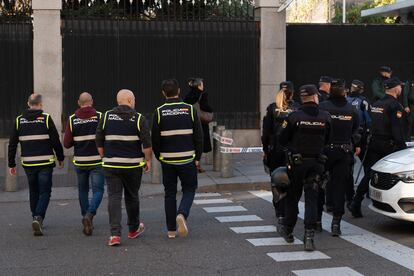 Agentes de la Policía Nacional, en la Embajada de EE UU en Madrid.
