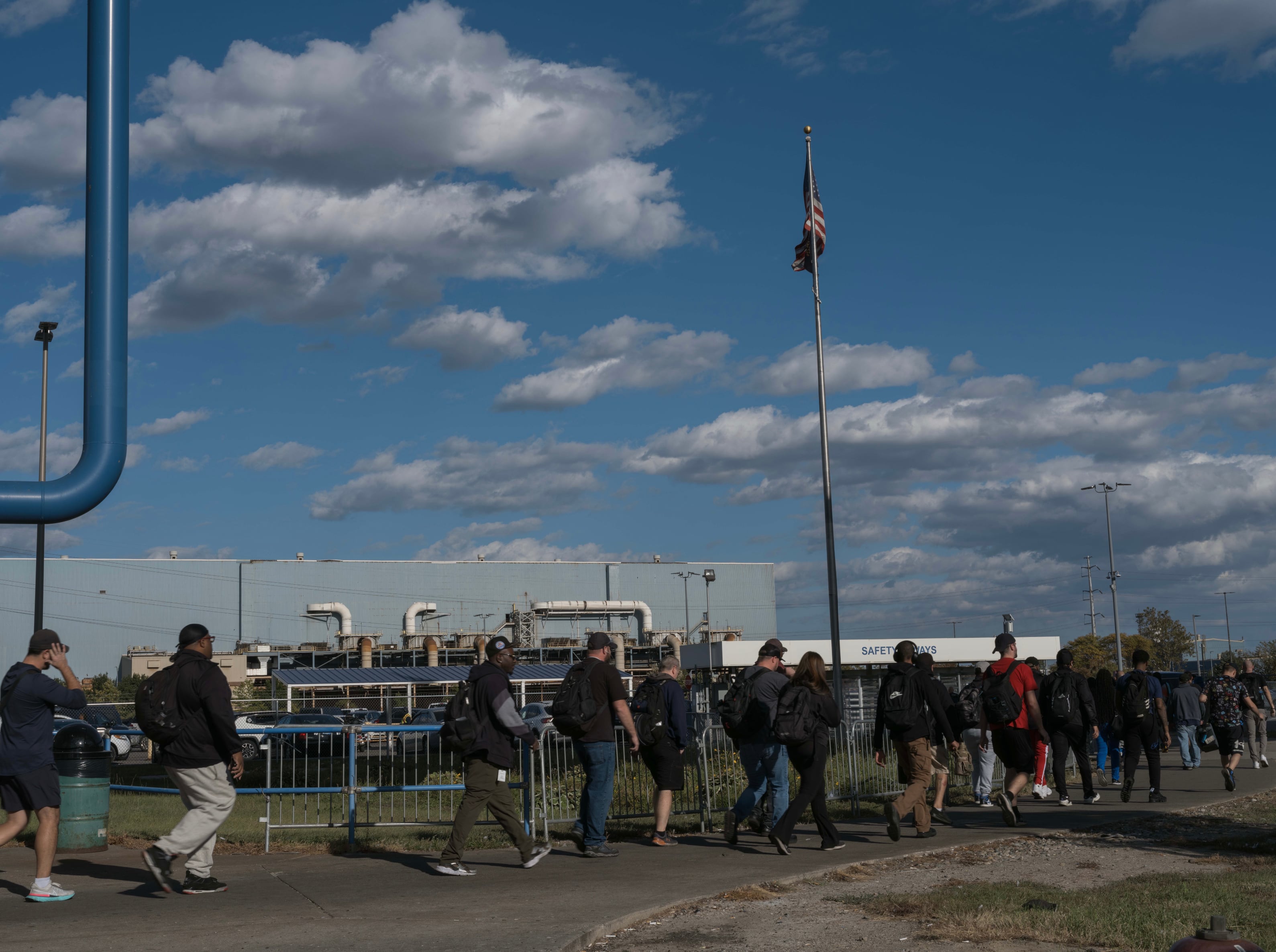 Empleados salen de trabajar en Ford Motor Company en Dearborn, Michigan, el 8 de octubre.