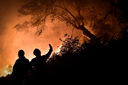 Bomberos trabajan en las labores de extinción cerca de Borracao, en el municipio de Leiria, en el centro de Portugal.