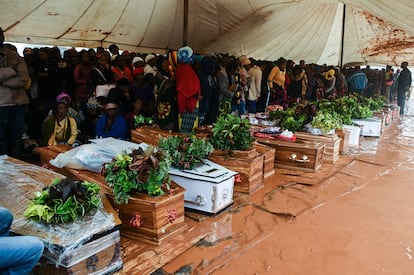 Mientras tanto, se celebran los primeros entierros para despedir a las víctimas que perdieron la vida tras el paso del ciclón. En este caso, los ciudadanos de Blantyre, en el sur de Malaui, asistieron a una ceremonia conjunta, este miércoles.
