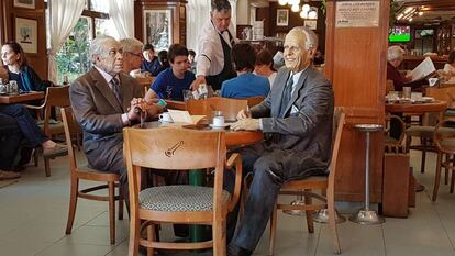 Ninots de Jorge Luis Borges y Adolfo Bioy Casares en el café La Biela.