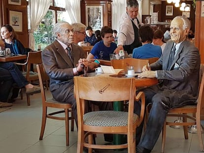 Ninots de Jorge Luis Borges y Adolfo Bioy Casares en el café La Biela.