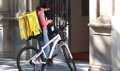 Una 'rider' al portal d'una casa de Barcelona.