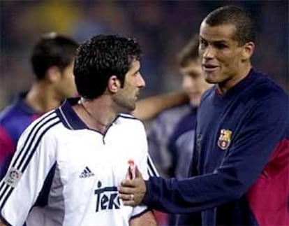 Figo y Rivaldo se saludan tras el partido Madrid-Barcelona de la pasada temporada.