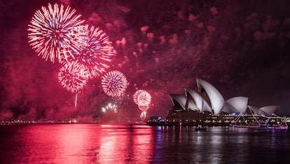 SYDNEY, AUSTRALIA - JANUARY 01: The midnight fireworks light up the Sydney Opera House during New Year's Eve celebrations on January, 2019 in Sydney, Australia. (Photo by Jessica Hromas/Getty Images)