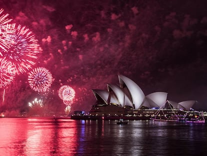 SYDNEY, AUSTRALIA - JANUARY 01: The midnight fireworks light up the Sydney Opera House during New Year's Eve celebrations on January, 2019 in Sydney, Australia. (Photo by Jessica Hromas/Getty Images)