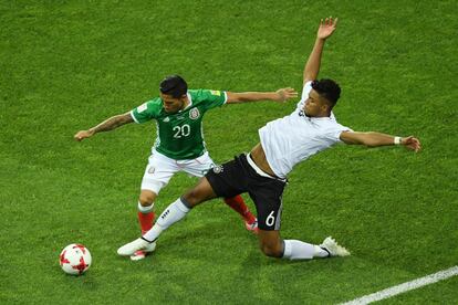 Javier Aquino (izquierda) de México y Benjamin Henrichs de Germany compiten por el balón.