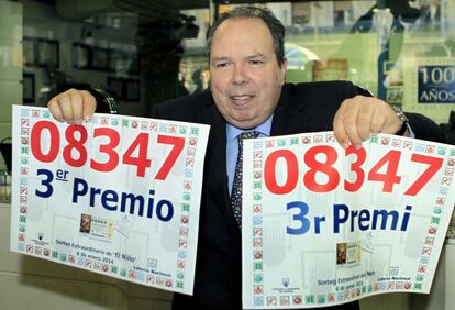 Jordi García Valdés, propietario de la administración de loterías Valdés, sita en las populares Ramblas de Barcelona, vendió el número 08347, agraciado con el tercer premio de la Lotería del Niño.