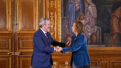 El alcalde de Barcelona, Jaume Collboni, y la consejera Ester Capella, en enero, cuando firmaron el convenio de cesión de solares y construcción de pisos públicos. / GENERALITAT DE CATALUNYA