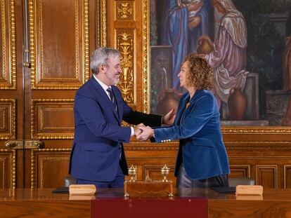 El alcalde de Barcelona, Jaume Collboni, y la consejera Ester Capella, en enero, cuando firmaron el convenio de cesión de solares y construcción de pisos públicos. / GENERALITAT DE CATALUNYA