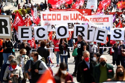 Ambiente en el centro de Madrid durante la manifestación del Día Internacional del Trabajador. La manifestación en la capital, ha vuelto a estar señalada por la pandemia, ya que la Delegación de Gobierno ha limitado su participación a 1.000 personas, lejos de los 3.000 que pedían las organizaciones sindicales.