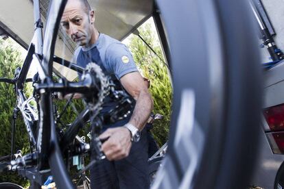 Uno de los mecánicos del Etixx-Quick Step prepara una de las bicicletas del equipo por la mañana en el hotel de concentración del equipo en Allariz (Ourense).