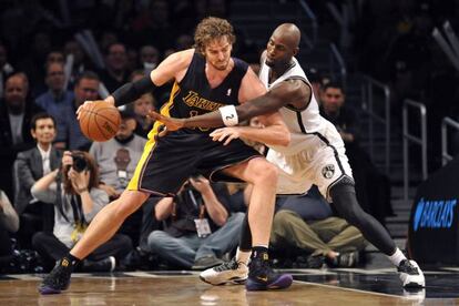 Gasol y Garnett, durante el partido de la madrugada del miércoles