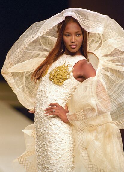 La modelo Naomi Campbell vestida de novia por Victorio y Lucchino en la Pasarela Cibeles en septiembre 1993. 

