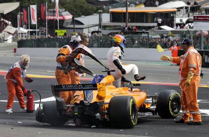 Fernando Alonso sale ileso tras el choque.