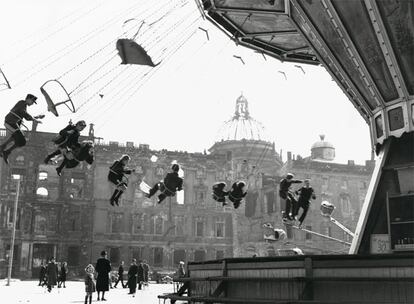 "Pero antes que nada tenemos que tener claridad sobre el futuro de ese aeropuerto", recordó Ottomeyer. Tempelhof, abierto en 1923 en pleno casco urbano berlinés, dejará de estar en activo el próximo octubre, tras un largo litigio judicial y ciudadano entre detractores y defensores de que siga en funcionamiento. 
El cierre parece sentenciado desde el fracaso de un referéndum, hace unos meses, a favor del mantenimiento. Sin embargo, no está claro a qué se destinarán sus 282 hectáreas, para lo que se barajan todo tipo de proyectos inmobiliarios de uso semi-público o privado.