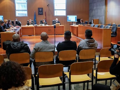 Los cuatro acusados de integrar una red de 'narcobuzos' que intentó introducir en Asturias más de 72 kilos de cocaína por el puerto de Avilés, el pasado jueves durante su juicio en la Sección Segunda de la Audiencia Provincial de Oviedo.