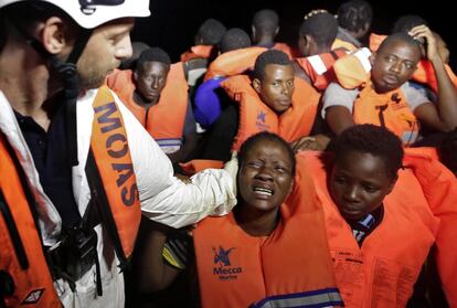 CRI13 MAR MEDITERRÁNEO 20/10/2016.- Fotografía cedida hoy, 20 de octubre de 2016, por la Crus Roja Italiana (CRI), que muestra una operación de rescate de inmigrantes en el Mar Mediterráneo. Equipos de la Cruz Roja Italiana y del Malta Migrants Offshore Aid Station (MOAS) anunciaron el salvamento de 434 personas en tres operaciones diferentes, embarcados en el buque "Responder", una de las dos emabrcaciones con las que trabajan en conjunto las equipos CRI/MOAS. EFE/Italian Red Cross/Yara Nardi/Han FOTOGRAFÍA CEDIDA/ SOLO USO EDITORIAL/ NO VENTAS