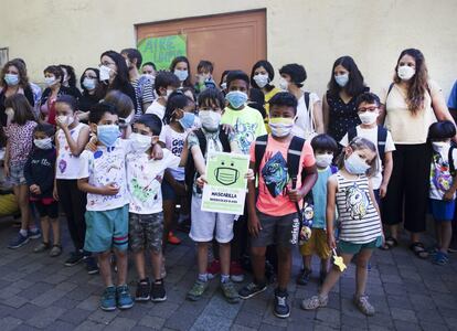 Los alumnos y padres del CEIP Santa María acuden a la entrada de clase con mascarillas en protesta de la posible supresión de Madrid Central.