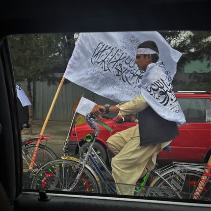 Varios jóvenes circulaban en bicicleta por Kabul ondeando banderas del Emirato, el 15 de agosto, día en que se cumplía un año de la toma de la capital por los talibanes.