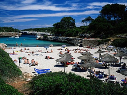 Las calas mallorquinas revelan la cara más amable y brillante de la isla. En la fotografía, cala Sa Nau, un pequeño arenal de 25 metros de largo al sureste de Mallorca, cerca de la localidad de Felanitx.