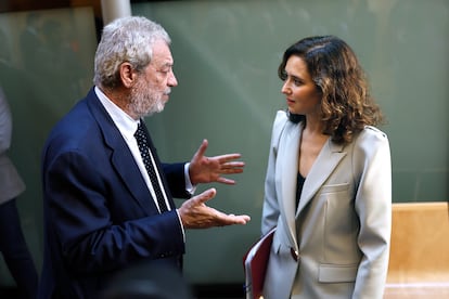 La presidenta de la Comunidad de Madrid, Isabel Díaz Ayuso, conversa con su jefe de gabinete, Miguel Ángel Rodríguez, tras concluir la primera sesión del Debate del Estado de la Región, en septiembre de 2024.