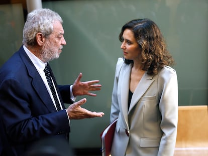La presidenta de la Comunidad de Madrid, Isabel Díaz Ayuso, conversa con su jefe de gabinete, Miguel Ángel Rodríguez, tras concluir la primera sesión del Debate del Estado de la Región, en septiembre de 2024.