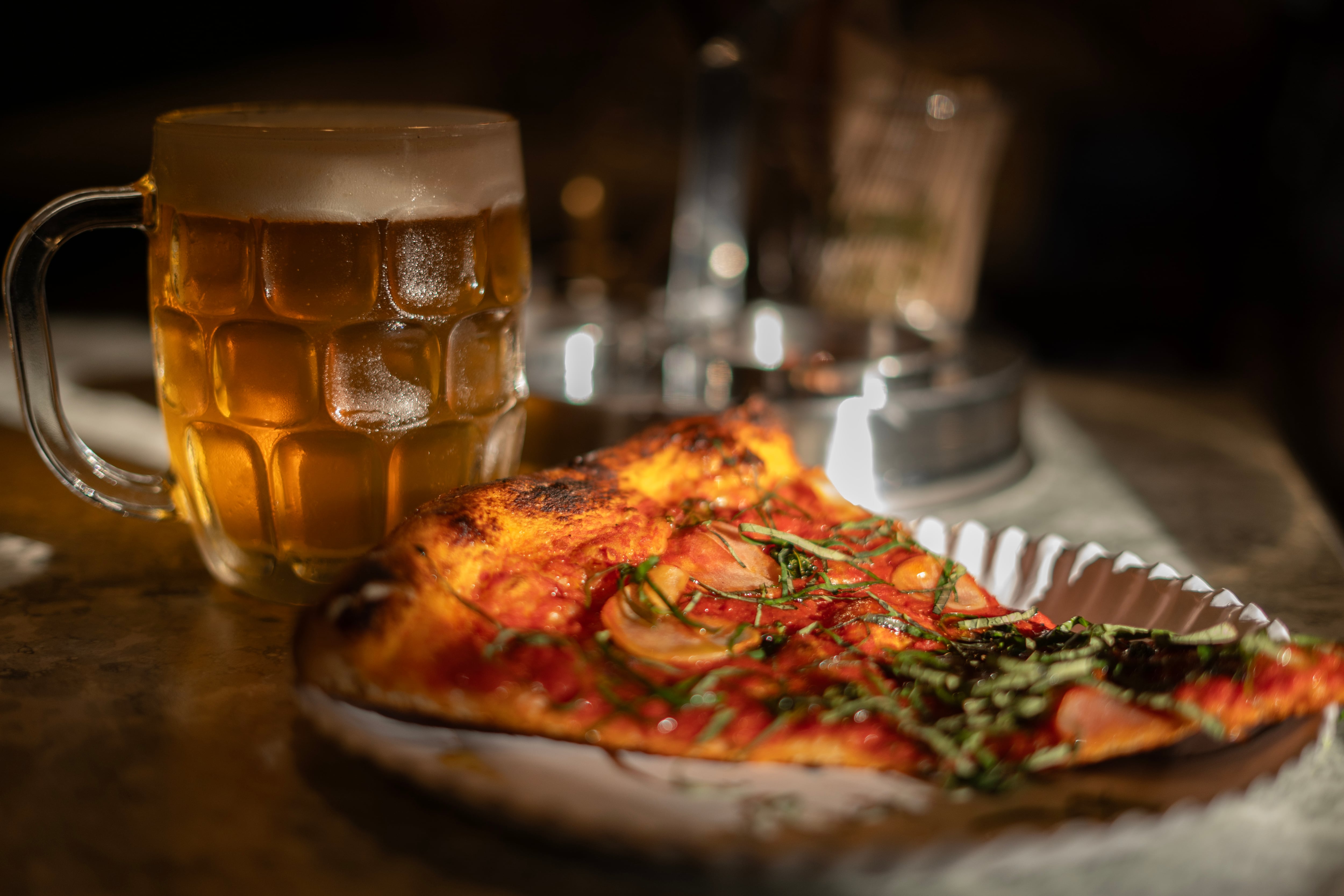 Este verano sólo necesitas una cerveza helada y una rebanada de Hank’s Pizza