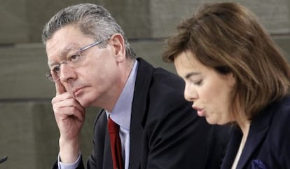 Soraya Sáenz de Santamaría y Alberto Ruiz-Gallardón, tras el Consejo de Ministros.