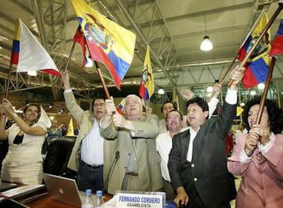 Miembros de la Constituyente ecuatoriana celebran la aprobación de la nueva Ley Fundamental.