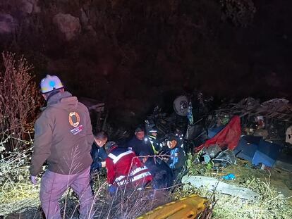 Autoridades trabajan en el lugar donde ocurrió el choque de un tráiler y un autobús, en Guadalupe, Zacatecas.