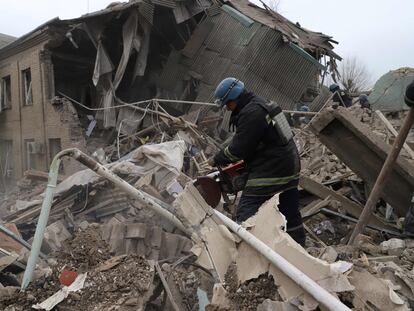 Los servicios de emergencia limpian este miércoles los escombros del edificio de la maternidad destruido en la ciudad ucrania de Vilniansk, (Zaporiyia), tras un ataque ruso en el que murió un bebé recién nacido.