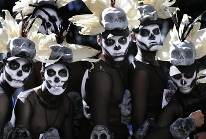 Un grupo de hombres durante el desfile de este sábado de Día de Muertos