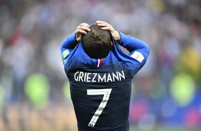 Antoine Griezmann se tapa la cara con la camiseta tras la victoria ante Croacia. 