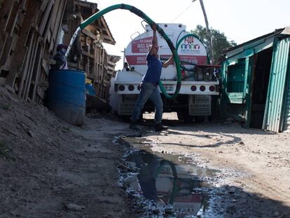 Un camión cisterna surte de agua a las familias de La Cuesta, en Ecatepec.