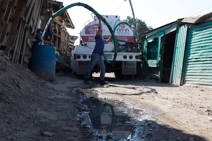 Un camión cisterna surte de agua a las familias de La Cuesta, en Ecatepec.