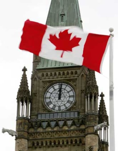 La bandera canadiense ondea enfrente de la Torre de la Paz en Parliament Hill, Ottawa.