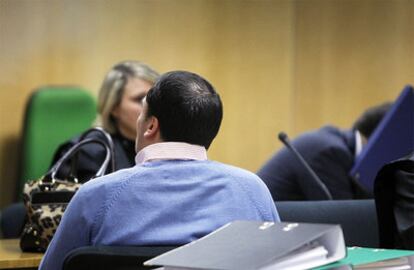 Pitoño (back to camera) in the courtroom on Wednesday at the start of the trial over Álvaro Ussía's death in 2008.