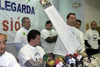 Los sindicatos de la Ertzaintza afirmaron ayer que están preparados para mantener un largo conflicto laboral por la actitud "fascista" de Interior. Aseguran que sus reivindicaciones en materia de seguridad y salarial no han sido atendidas. Interior, mientras, tiene claro que el "exclusivo argumento" sindical para no negociar "ha sido la demanda de desorbitados incrementos salariales". En la imagen, el portavoz de CCOO, Roberto del Agua, exhibe un documento en la rueda de prensa.