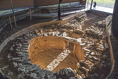 El sepulcro de Huerta Montero, de 4.650 años de antigüedad, cuenta con una cámara circular de 4,60 metros de diámetro, donde se han encontrado restos de 109 individuos. 